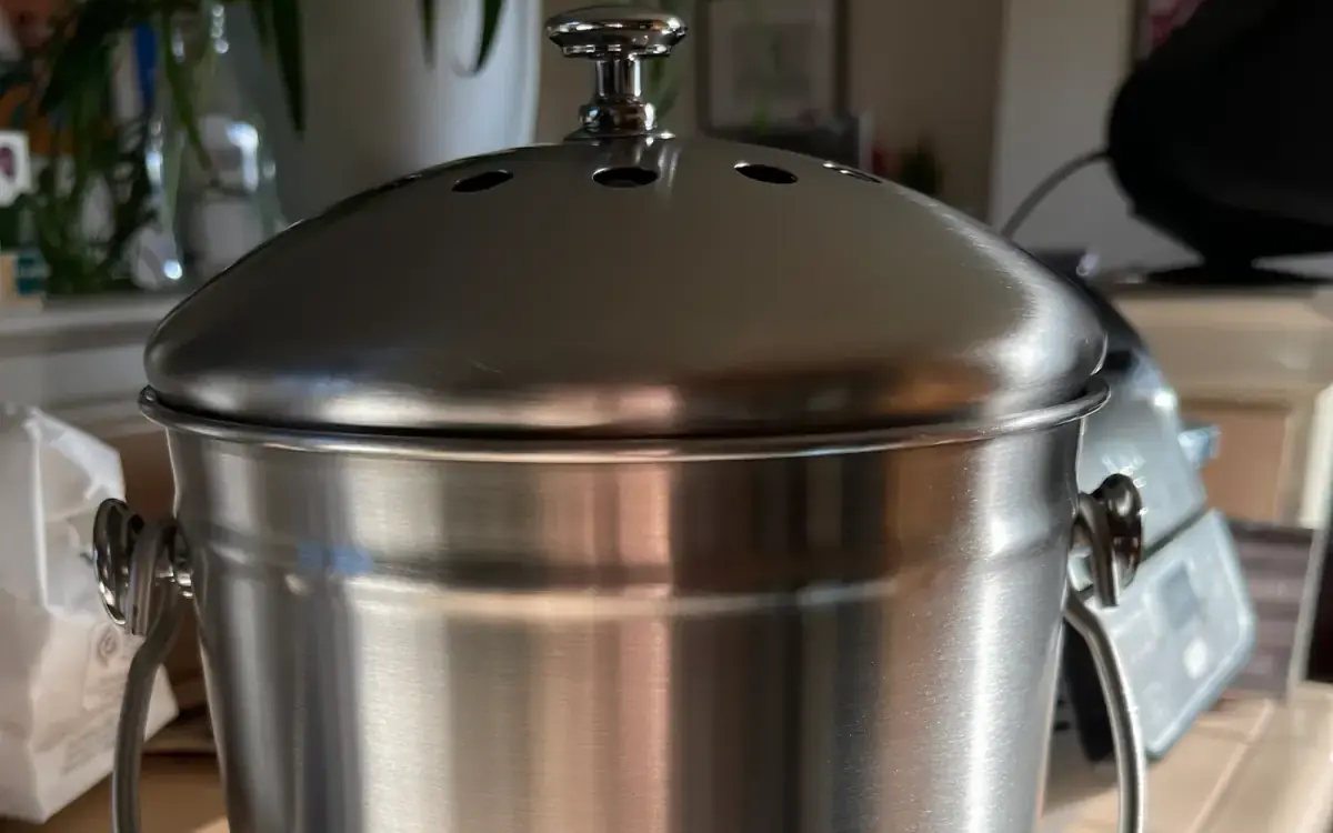 A lidded kitchen pail for food scraps